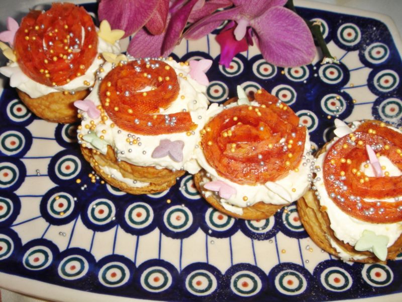 "Ptysie" z kremem i marchewkowym ślimaczkiem