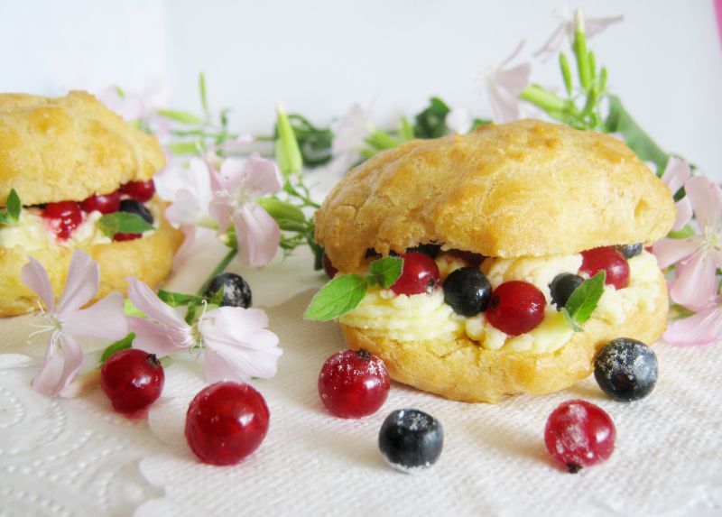 Ptysie z kremem i owocami