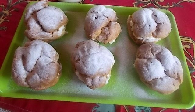 Ptysie z kremem orzechowo – majonezowym Ptysie z kremem orzechowo – majonezowym