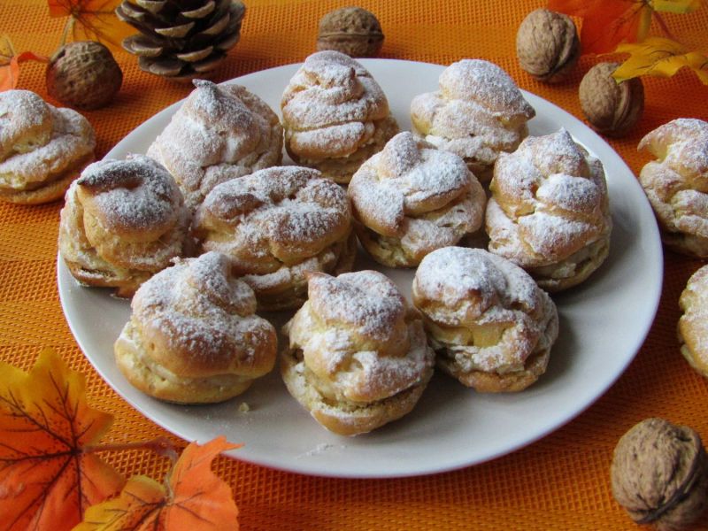 Ptysie z kremem orzechowym Ptysie z kremem orzechowym