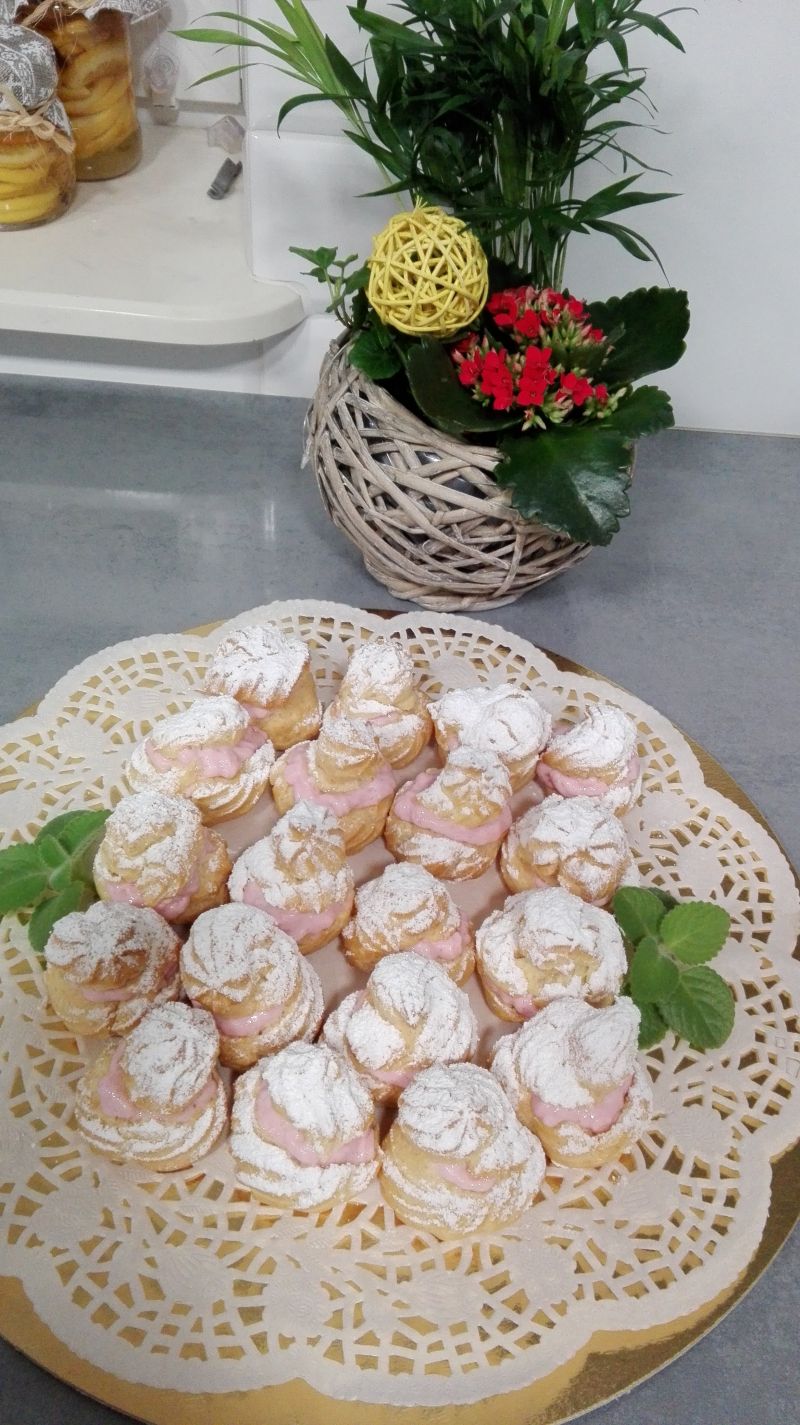 Ptysie z kremem truskawkowym