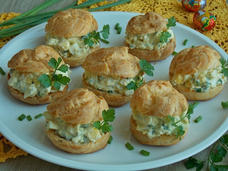 Ptysie z sałatką jajeczną Ptysie z sałatką jajeczną