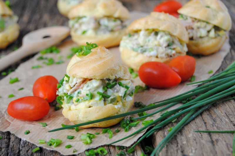 Ptysie z sałatką z awokado i tuńczyka Ptysie z sałatką z awokado i tuńczyka