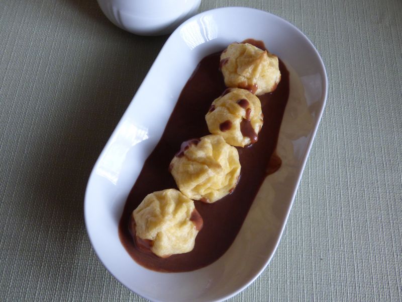 Ptysie z sosem czekoladowym