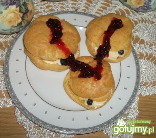 Ptysie z sosem jagodowym Ptysie z sosem jagodowym