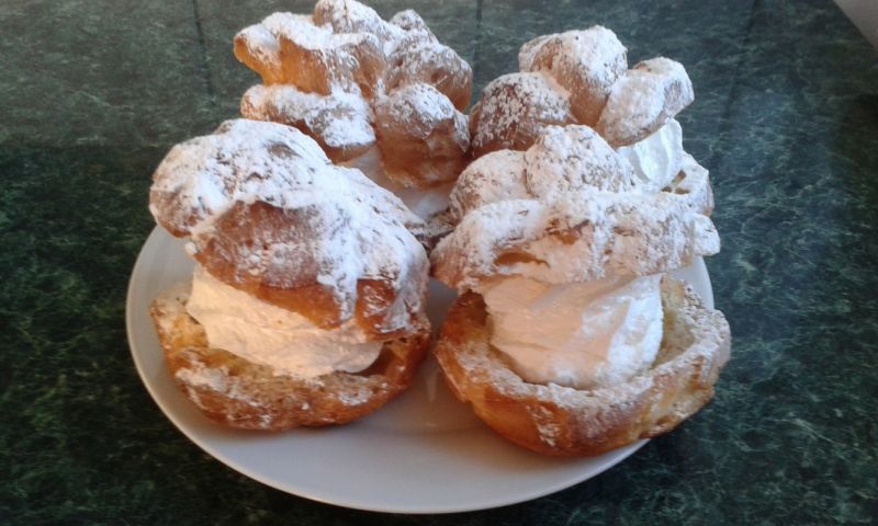 Ptysie ze śmietaną Ptysie ze śmietaną