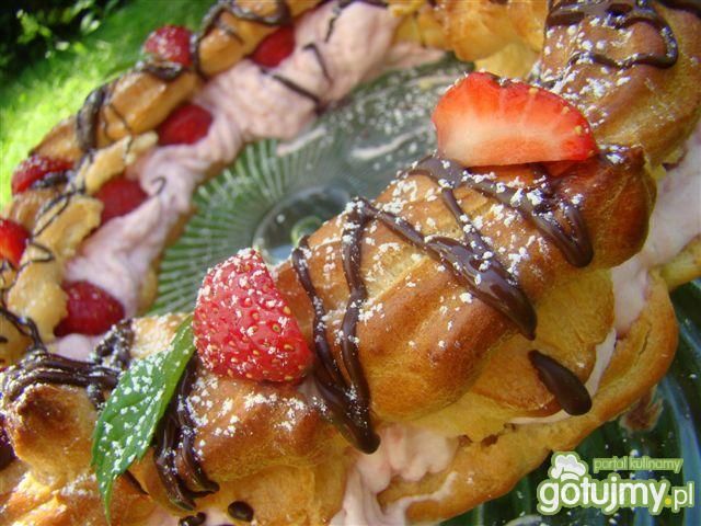 Ptysiowy okrąg z truskawkami Ptysiowy okrąg z truskawkami