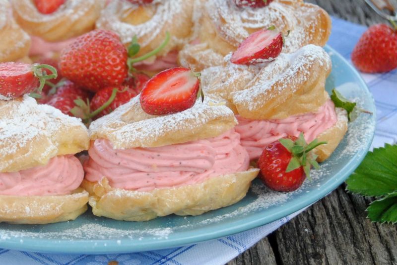 Ptysiowy wieniec z truskawkową śmietanką