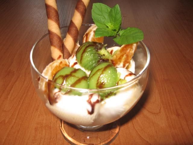 pucharek lodowy z owocami