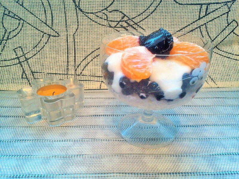 Pucharek ryżowy z owocami i jogurtem