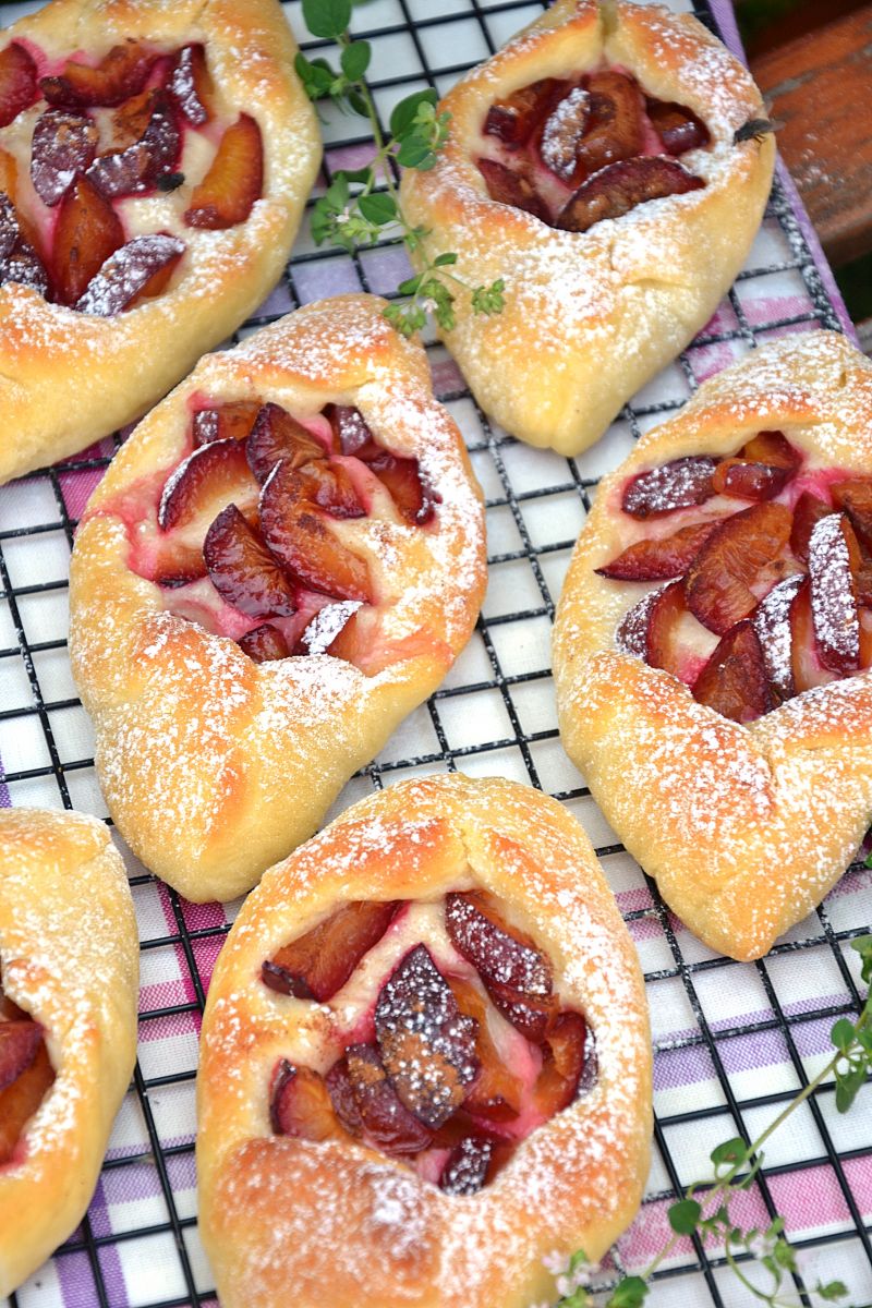 Puchate drożdżówki ze śliwkami