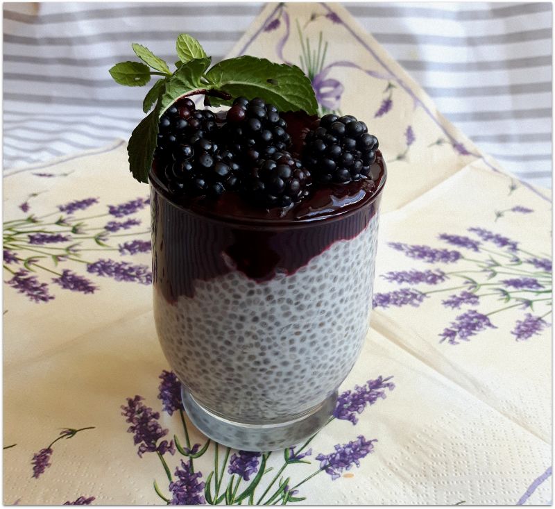 Pudding chia na mleku kokosowym z musem jeżynowym