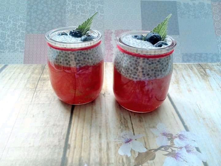 Pudding chia z galaretką rabarbarową Pudding chia z galaretką rabarbarową