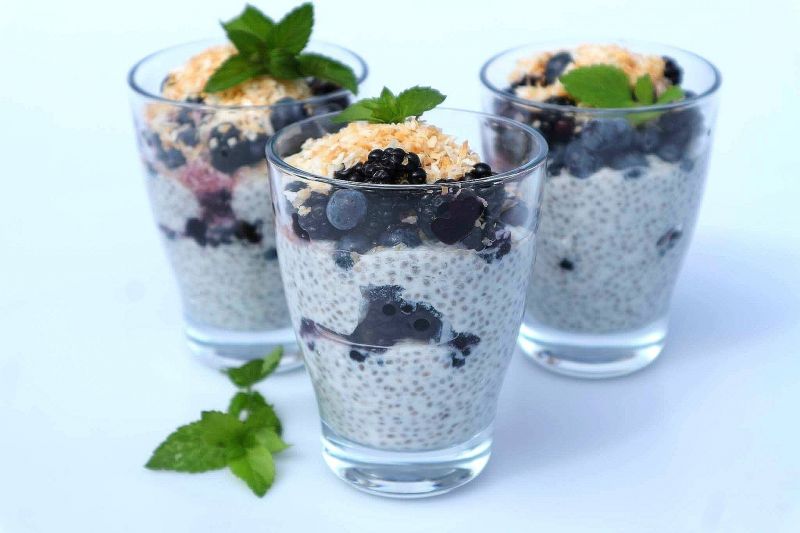 Pudding chia z jeżynami, borówkami i nutką kokosa