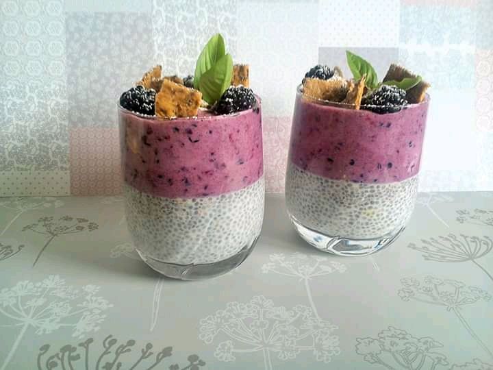 Pudding chia z jeżynami i jogurtem Pudding chia z jeżynami i jogurtem