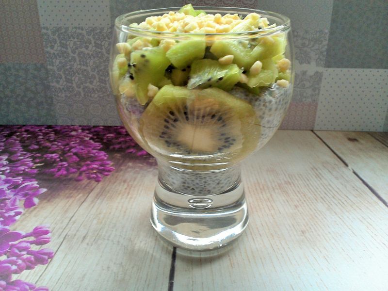 Pudding chia z kiwi i migdałami