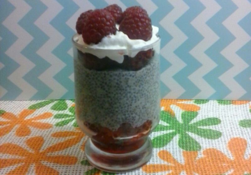 Pudding chia z malinami i śmietanką Pudding chia z malinami i śmietanką