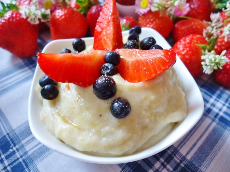 Pudding jaglany z jagodami i truskawkami Pudding jaglany z jagodami i truskawkami