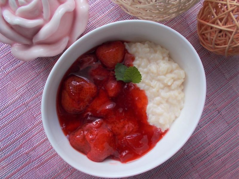 Pudding ryżowy z frużeliną truskawkową