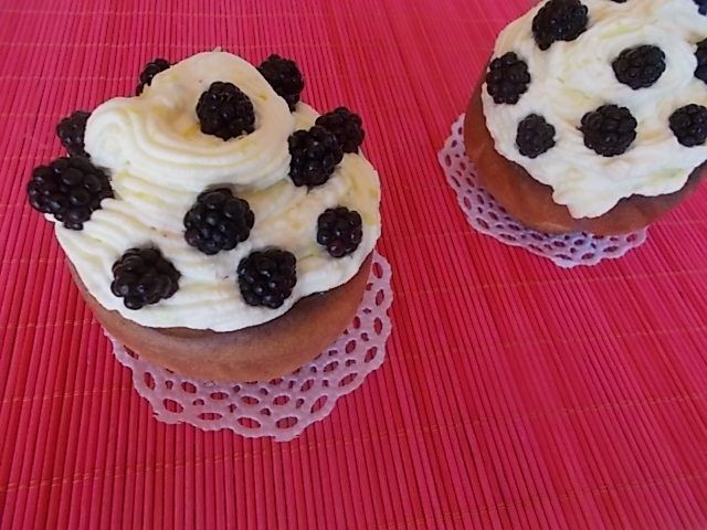 Pudding yorkshire z cytrynową śmietanką i jeżynami