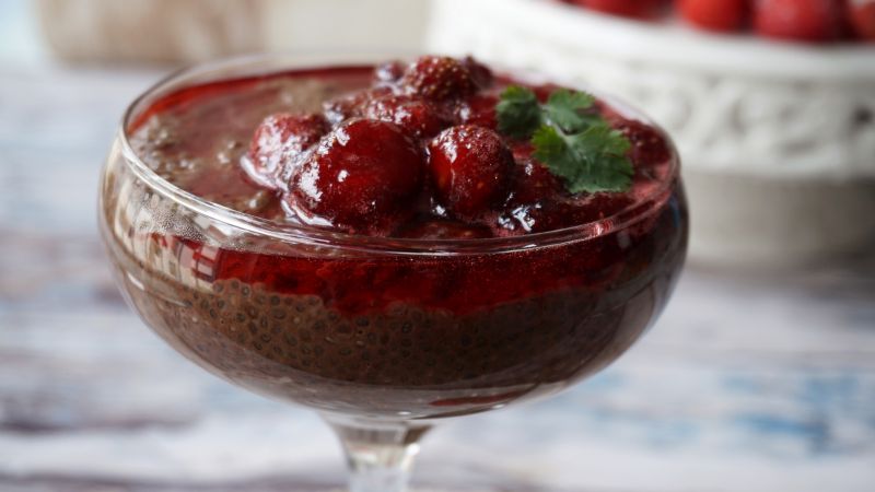 Pudding z chia z konfiturą truskawkową