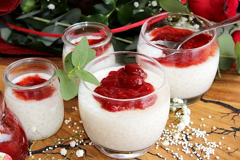 Pudding z perełek tapioki z konfiturą truskawkową  Pudding z perełek tapioki z konfiturą truskawkową