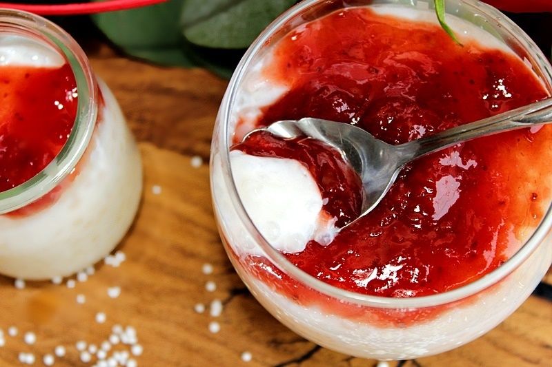 Pudding z perełek tapioki z konfiturą truskawkową  Pudding z perełek tapioki z konfiturą truskawkową