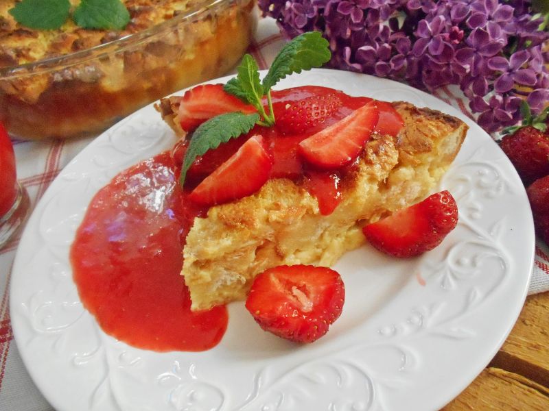 Pudding z sosem truskawkowym