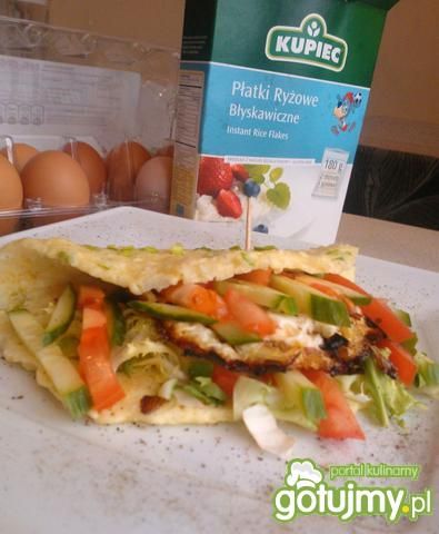 Pulchny naleśnik z warzwami i sadzonym