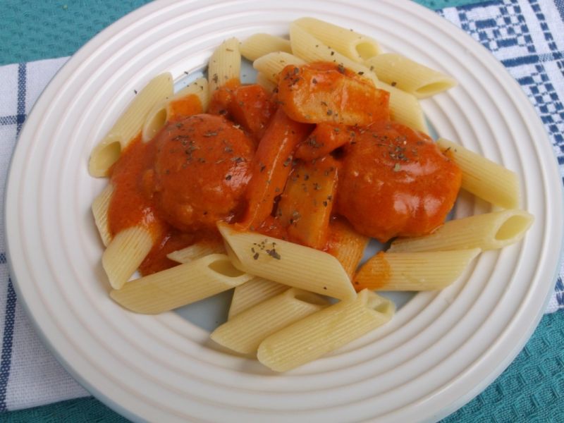 Pulpeciki drobiowe w pomidorowym sosie z warzywami