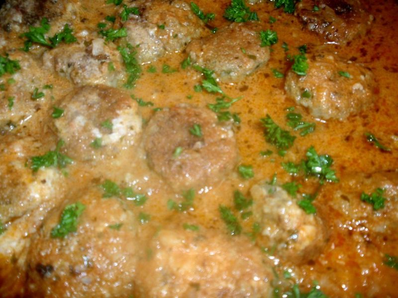 Pulpeciki jaglane w sosie pomidorowym.