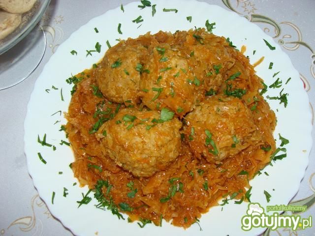 Pulpeciki mięsno-jęczmienne w kapuście