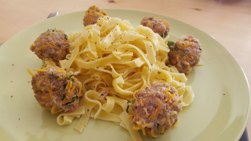 Pulpeciki na parze z czosnkowym tagliatelle Pulpeciki na parze z czosnkowym tagliatelle