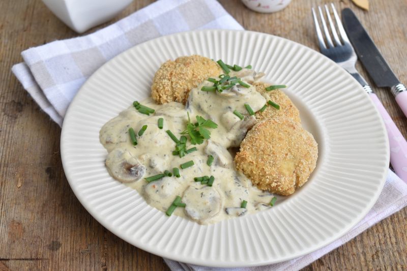 Pulpeciki rybne z piekarnika z sosem pieczarkowym