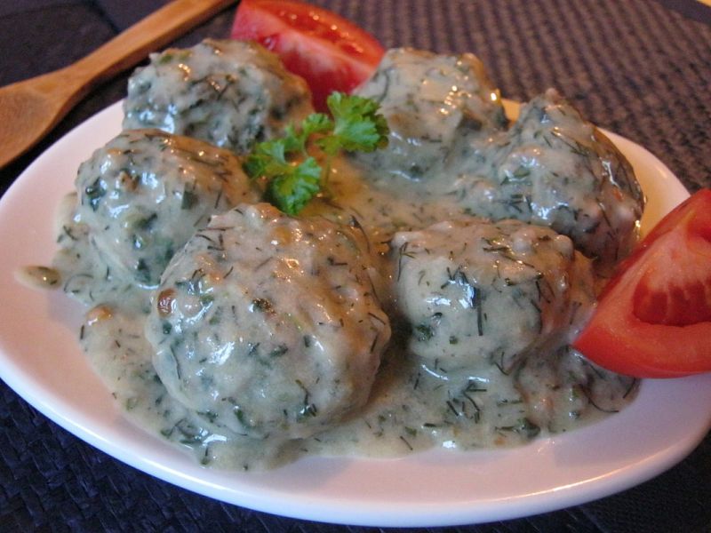 Pulpeciki szpinakowe w sosie koperkowym Pulpeciki szpinakowe w sosie koperkowym