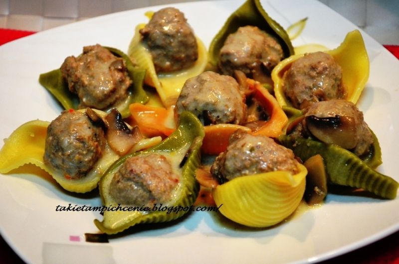 Pulpeciki w muszlach z sosem pieczarkowym Pulpeciki w muszlach z sosem pieczarkowym