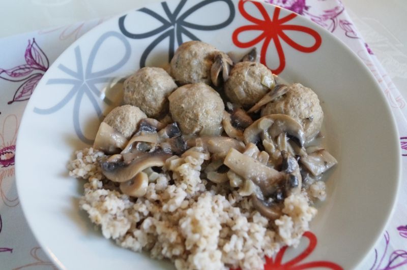 Pulpeciki w sosie pieczarkowym z kaszą jęczmienną