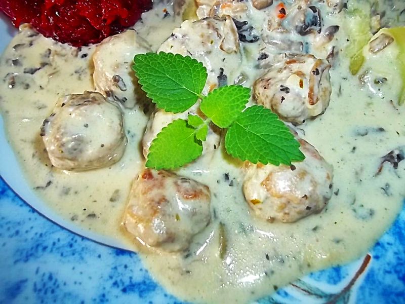 Pulpeciki w sosie serowo-pieczarkowym  Pulpeciki w sosie serowo-pieczarkowym