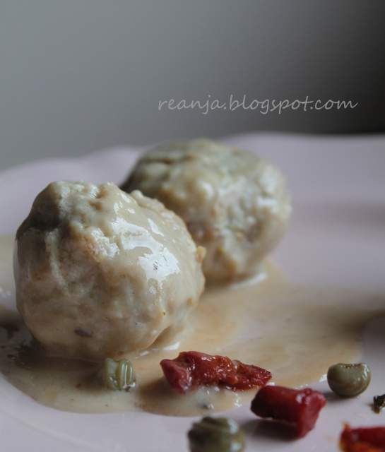 Pulpeciki w sosie z suszonymi pomidorami i nasturc