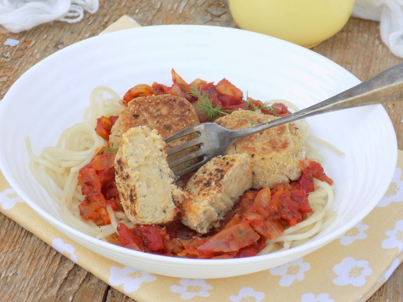 Pulpeciki z ciecierzycy z sosem pomidorowym  Pulpeciki z ciecierzycy z sosem pomidorowym