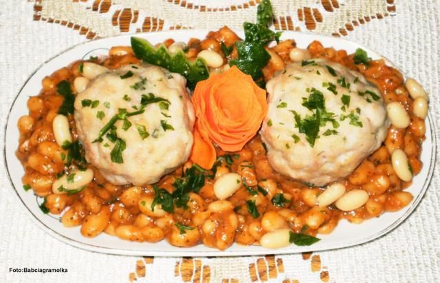 Pulpeciki z fasolą w sosie pomidorowym 
