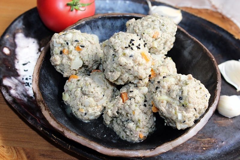 Pulpeciki z indyka z czarnuszką, manną i warzywami