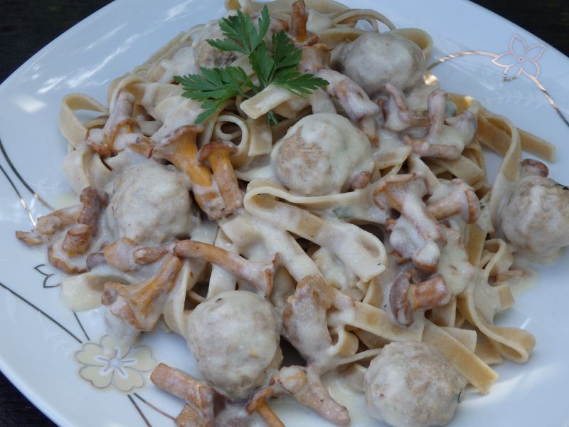 Pulpeciki z indyka z kurkami i makaronem