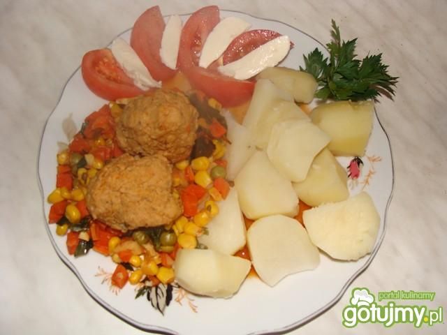 Pulpeciki z marchewką i groszkiem