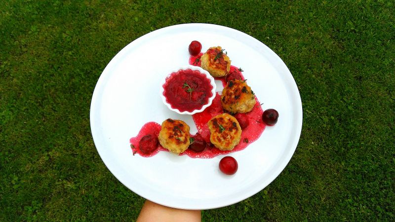 Pulpeciki z pachnącym tymiankiem sosem wiśniowym