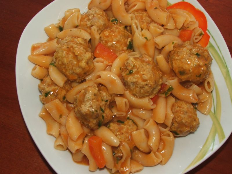 Pulpeciki z papryką i makaronem