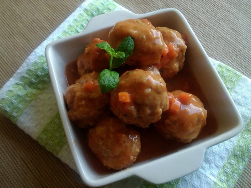 Pulpeciki z pomidorami na kaszy mannie