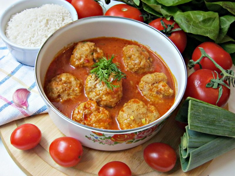 Pulpeciki z porem i czerwoną cebulą w sosie pomido