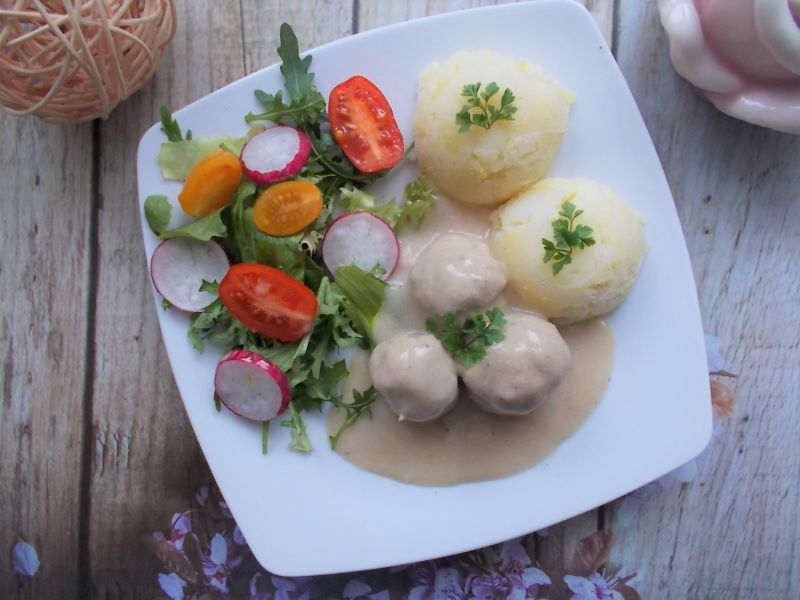 Pulpeciki z szynki w jasnym sosie Pulpeciki z szynki w jasnym sosie