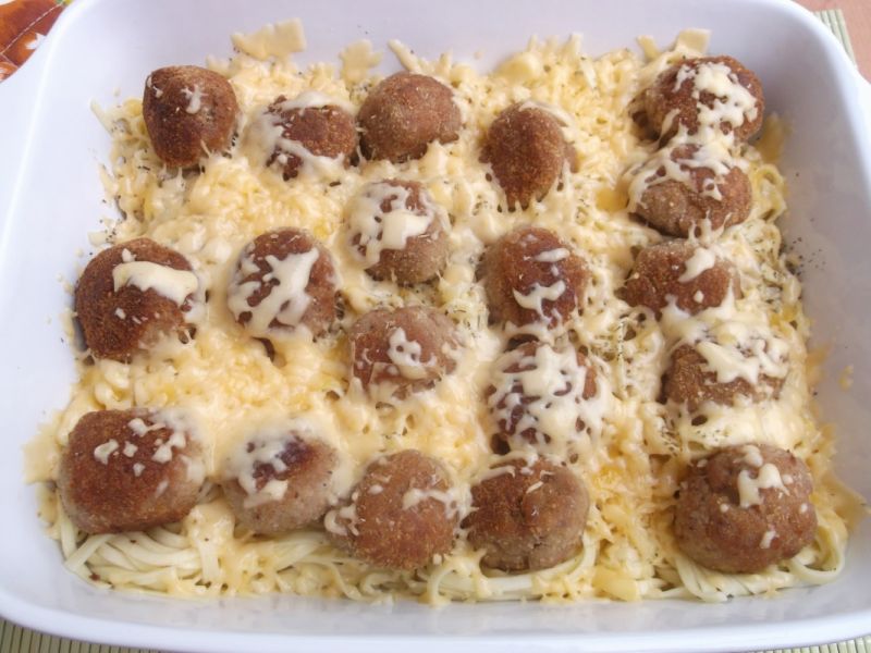 Pulpeciki zapiekane na makaronowych gniazdkach